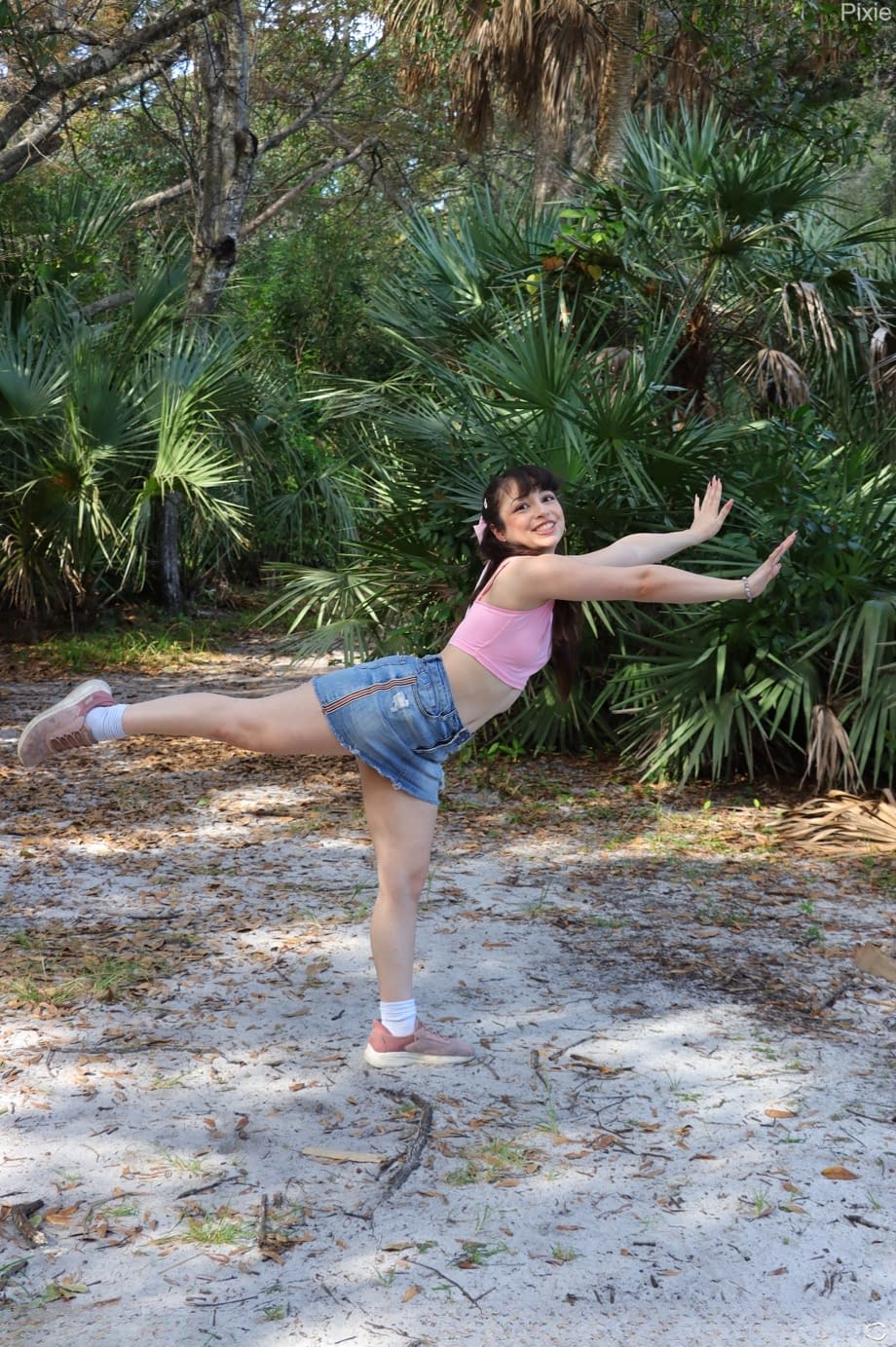 Pixie Smalls che provoca all'aperto mostrando il suo culo grosso con una minigonna minuscola - 19
