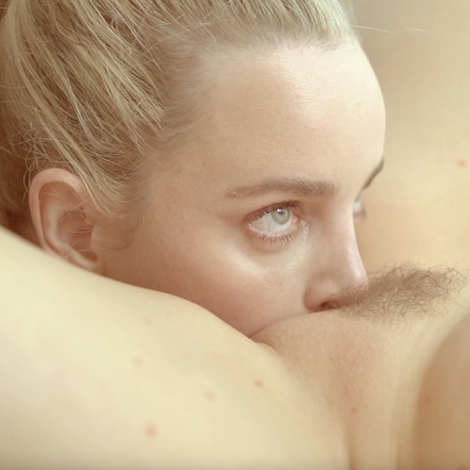 Nova Hawthorne e la sua amante pallida si concedono leccate seducenti di fica, baci profondi e giochi appassionati a letto - 4