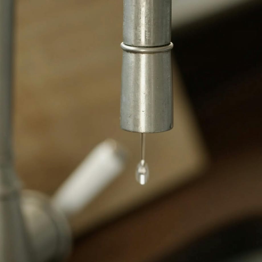 La formosa Jane Jones viene scopata duramente nella vasca da bagno mentre il suo sperma cremoso inzuppa le mutandine - 1