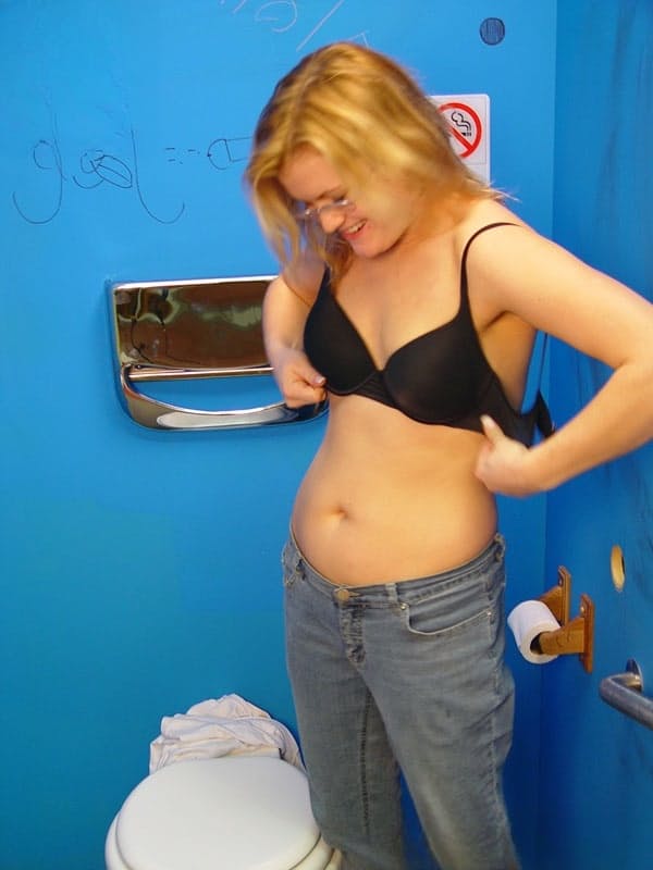 Il cuore da nerd amatoriale di Erika Kole batte all'impazzata mentre succhia un enorme cazzo nero attraverso il gloryhole - 21