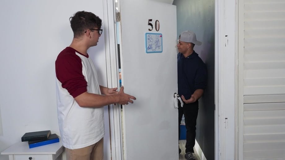La starlette universitaire infidèle Selina Bentz vénère la queue de Mike Ox avant un intense pilonnage en levrette - 6