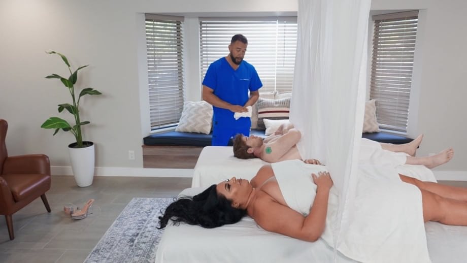 Sofia Rose offre le sue curve morbide e generose a un impaziente massaggiatore muscoloso durante un intenso scopata in camera da letto - 2
