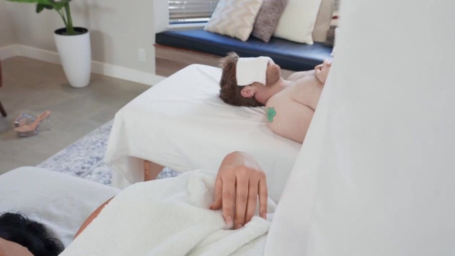 Sofia Rose offre le sue curve morbide e generose a un impaziente massaggiatore muscoloso durante un intenso scopata in camera da letto - 3