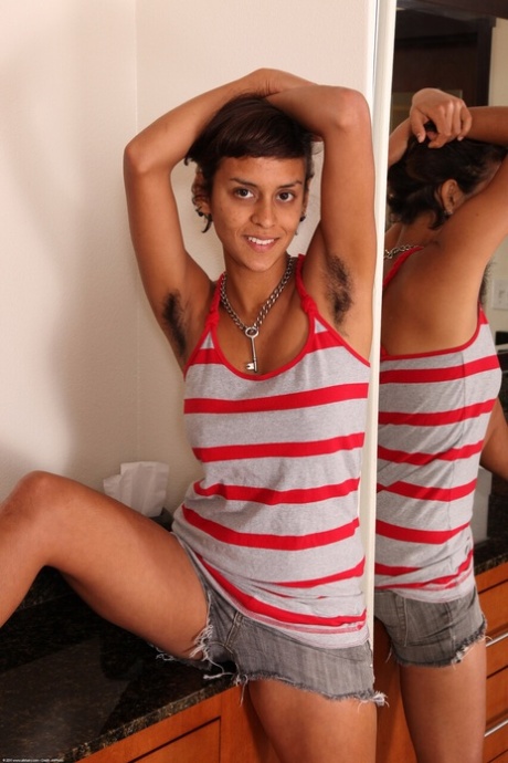 Sonya, amateur, se déshabille complètement nue en admirant chaque reflet dans le miroir embué - 1