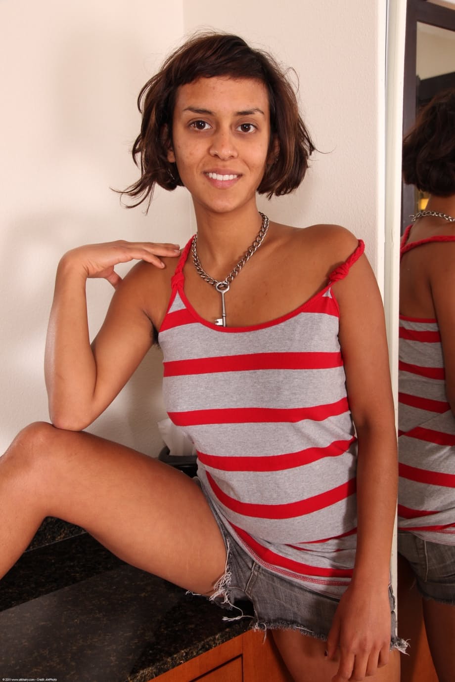 Sonya, amateur, se déshabille complètement nue en admirant chaque reflet dans le miroir embué - 2