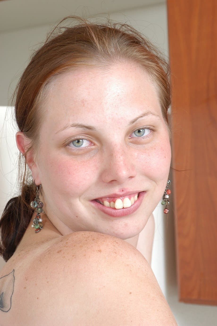 Natalie exhibe ses dents de travers tout en dévoilant sa poitrine et sa chatte mouillée dans la cuisine - 20