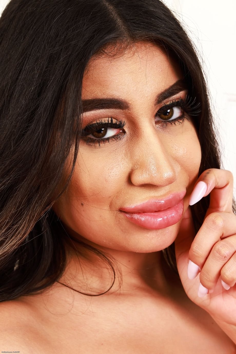 Mila Milkshake spalanca completamente la sua fighetta latina gocciolante, tutta nuda e pronta - 6