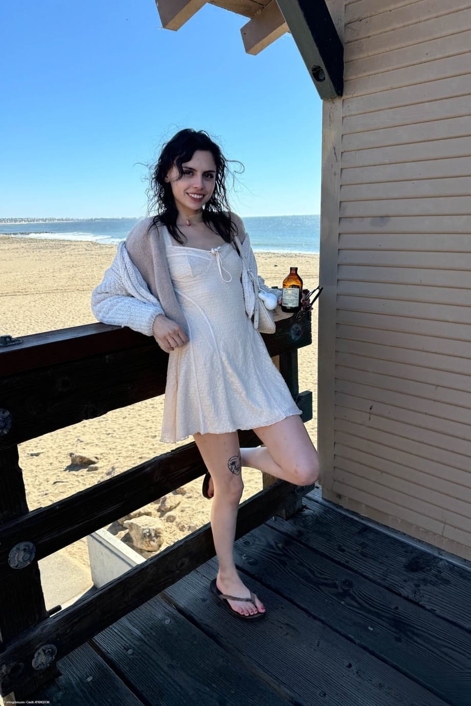 Angel Windell exhibe ses orteils peints tout en se déshabillant complètement pour un taquinage sensuel - 13