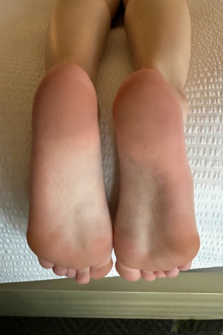 Rose Carter amateur nude spreads pussy lips exposing her cute barefeet - 15