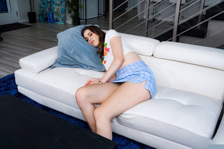 El ardiente despertar hardcore de Lily Jade: la niñera traviesa pillada durmiendo, follada al instante - 5