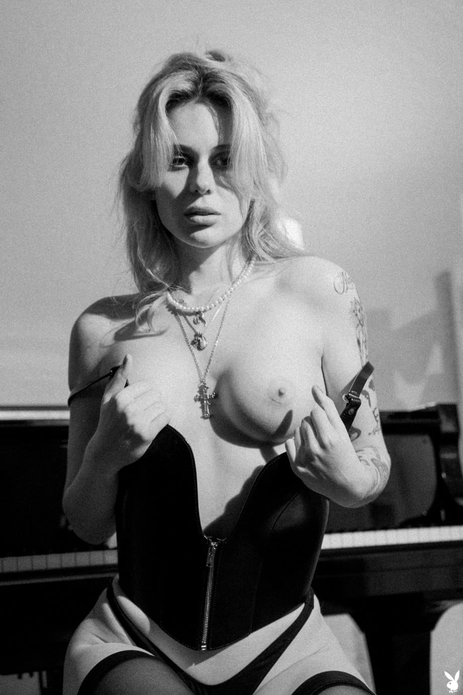 Mira a la seductora y tentadora Ryan Hadarah desnudarse y lucir sus tetas perfectas y respingonas de forma erótica para ti - 7