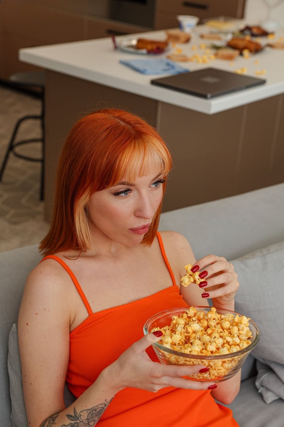 Lilly Mays, la focosa rossa, divora un cazzo palpitante mentre viene scopata con passione - 1