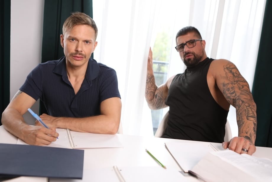 Ethan Chase rejoint Ryan Bones pour un baiser torride et musclé cru et très en sueur - 7