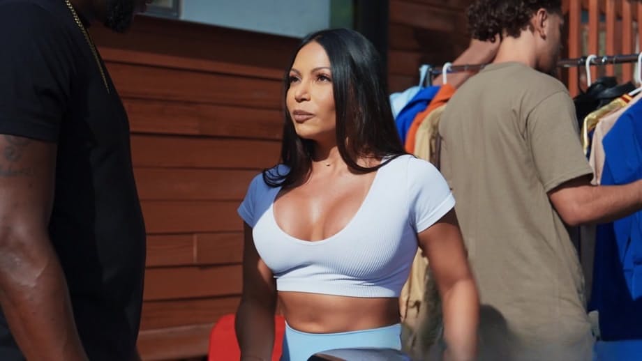 Muscular temptress Brandy Licious worships thick cock and flaunts her juicy bubble butt - 2
