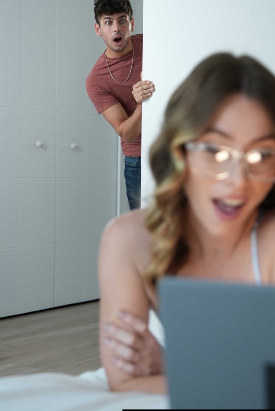 Anya Olsen en lunettes et talons hauts se déshabille entièrement avant une séance de sexe hardcore avec son demi-frère - 9