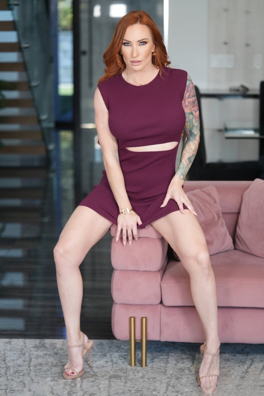 Sophia Locke si spoglia seducentemente e mette in mostra le sue tette massicce tatuate - 4