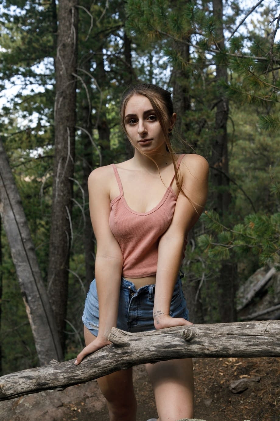 Penelope Kay se desnuda completamente y abre bien su jugoso coño rosado en lo profundo del bosque - 3