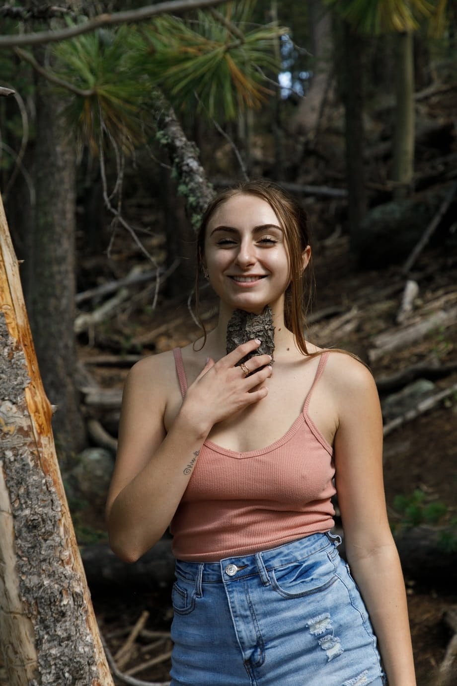 Penelope Kay se desnuda completamente y abre bien su jugoso coño rosado en lo profundo del bosque - 5