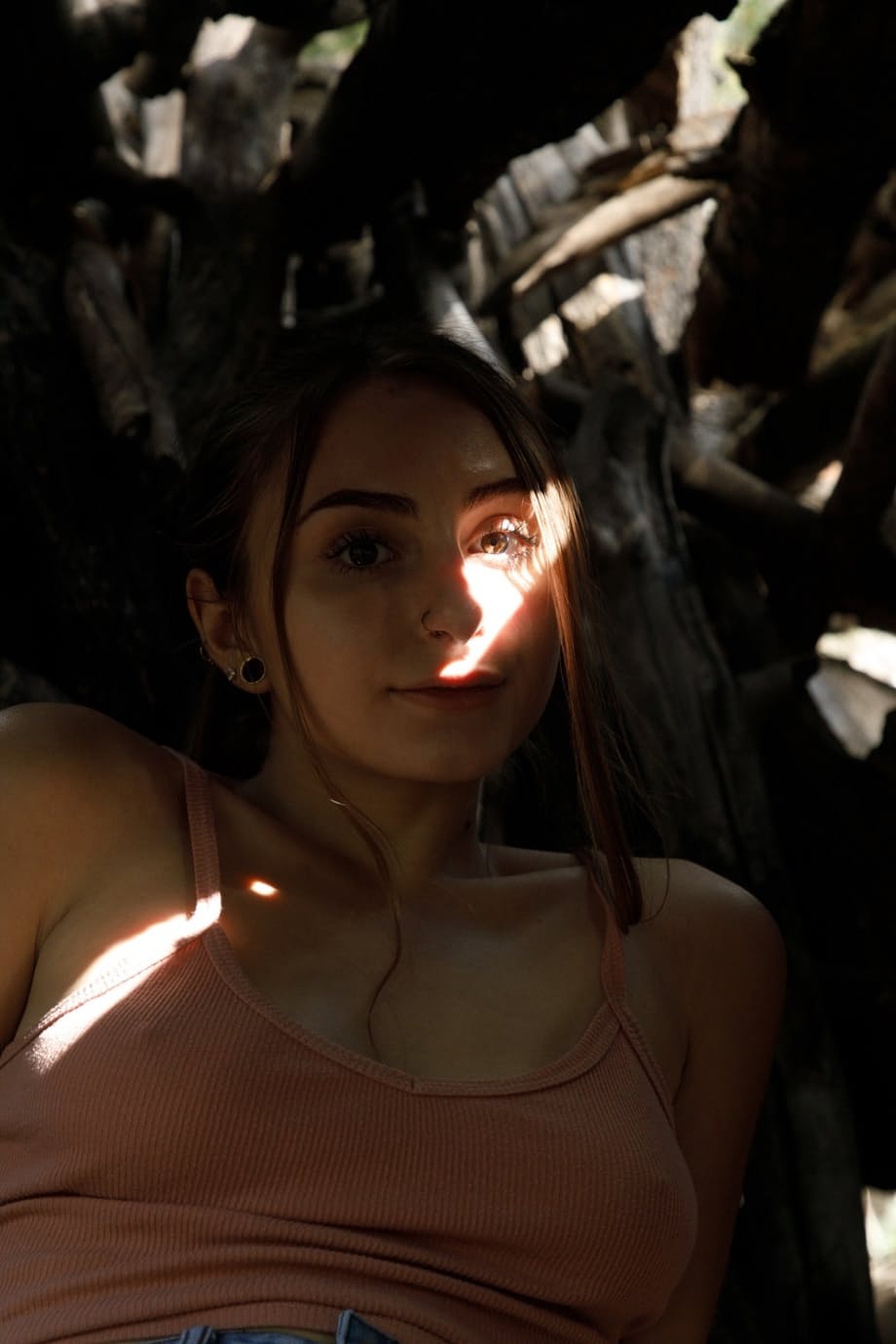 Penelope Kay se desnuda completamente y abre bien su jugoso coño rosado en lo profundo del bosque - 8