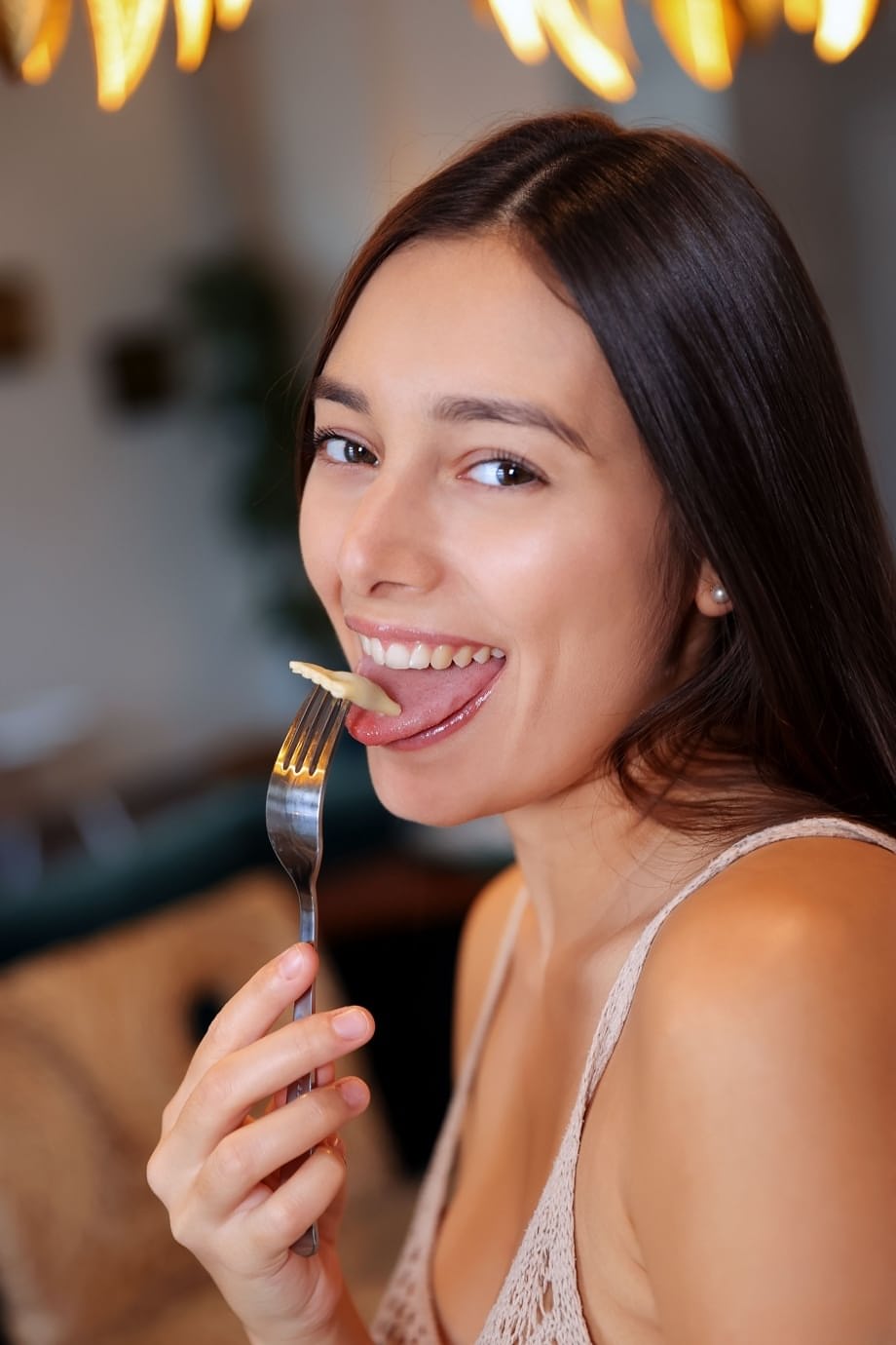Shelena lounges nude, feasting herself after ravenous room-service delight - 3
