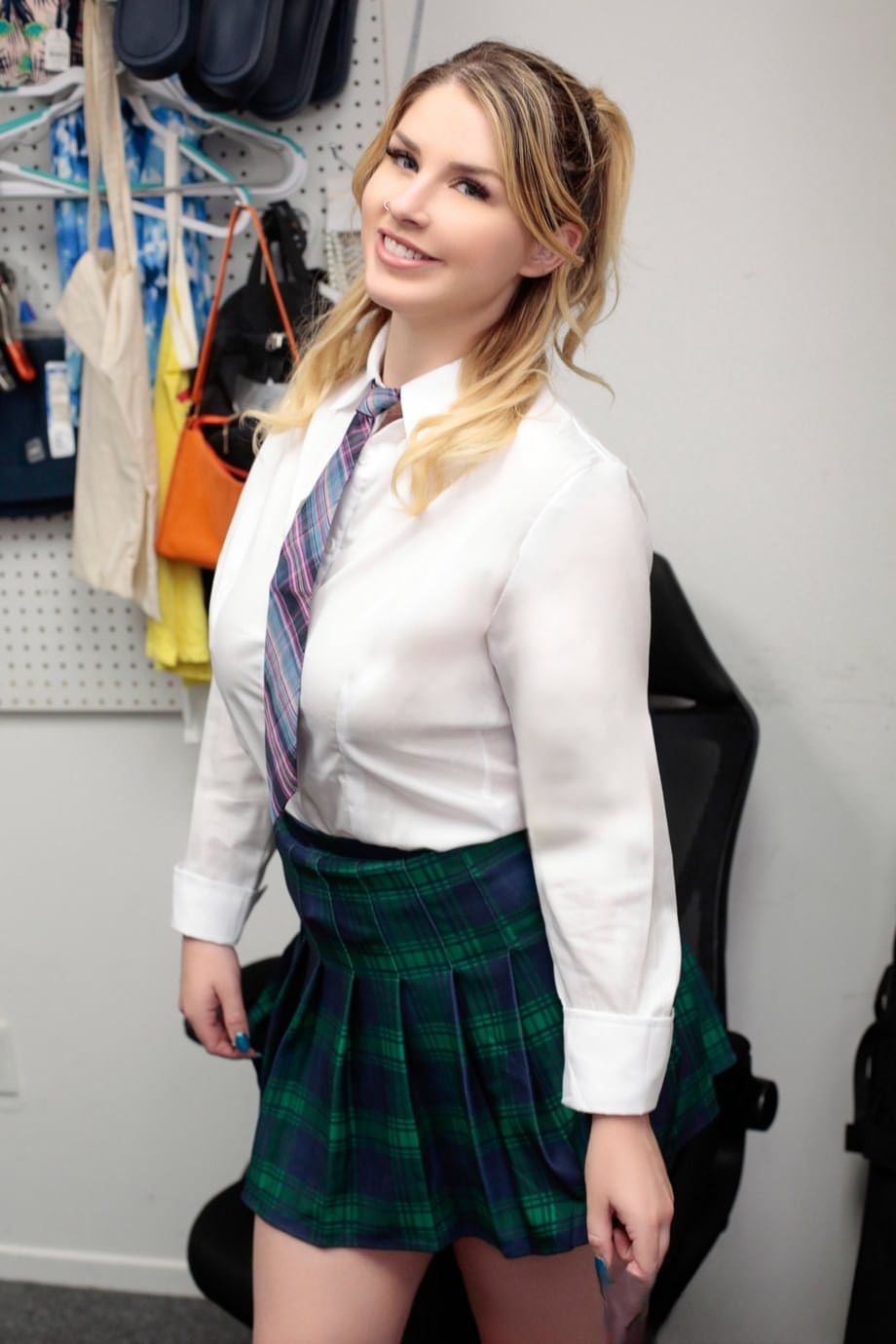 La nymphomane délurée Ashlyn Angel rejoint des ados excités qui partagent des bites palpitantes tout en léchant des chattes qui coulent - 3