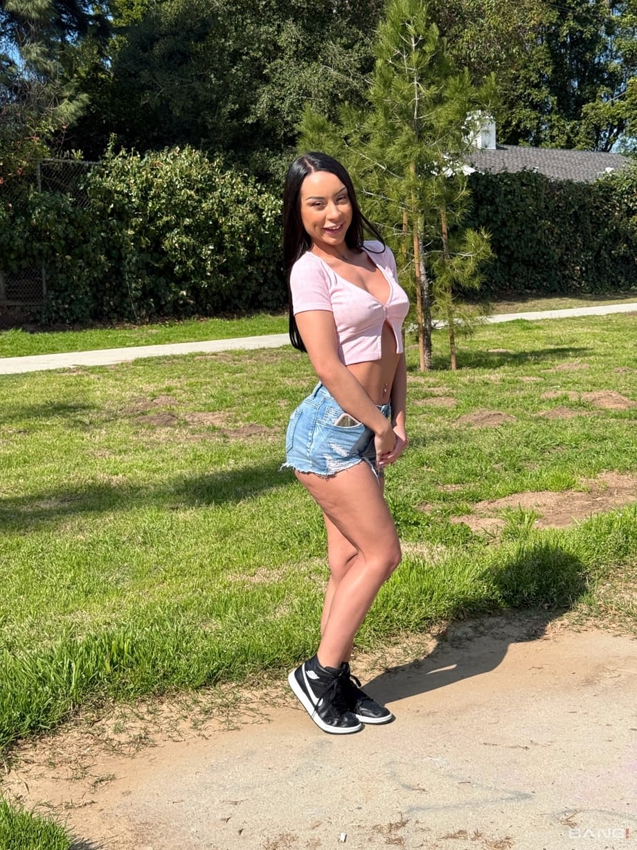 La provocante Cara Mella, latine, exhibe ses fesses bombées et rondes avant un intense pilonnage en POV et une gorge profonde. - 3