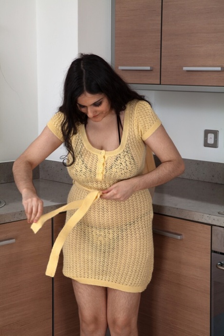 Rani spreads wide in the kitchen, flaunting her tan skin and glistening trimmed bush - 4