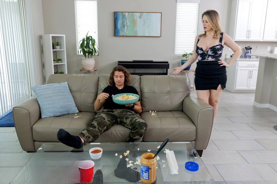 La sensual MILF Emily Addison muestra sus tetas gigantes después de una apasionada sesión de sexo con su hijastro - 1