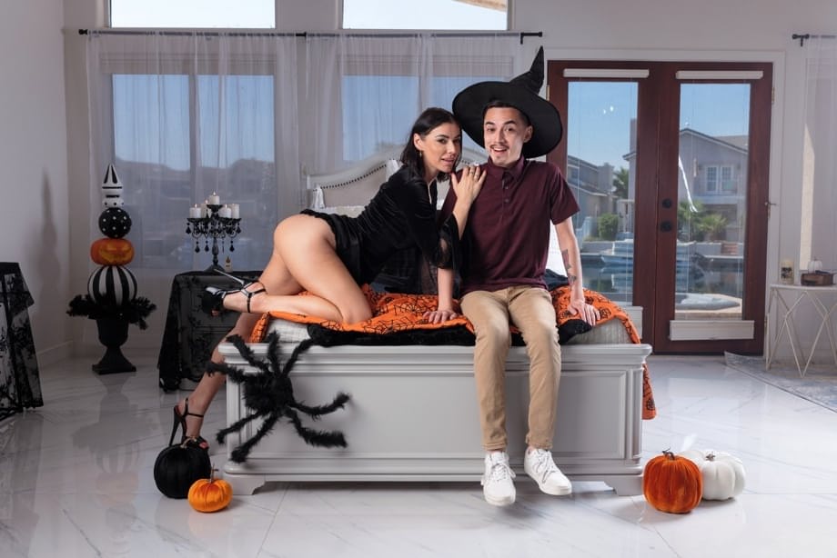 Venus Valencia boldly devours Juan El Caballo Loco step-cock on Halloween night - 6