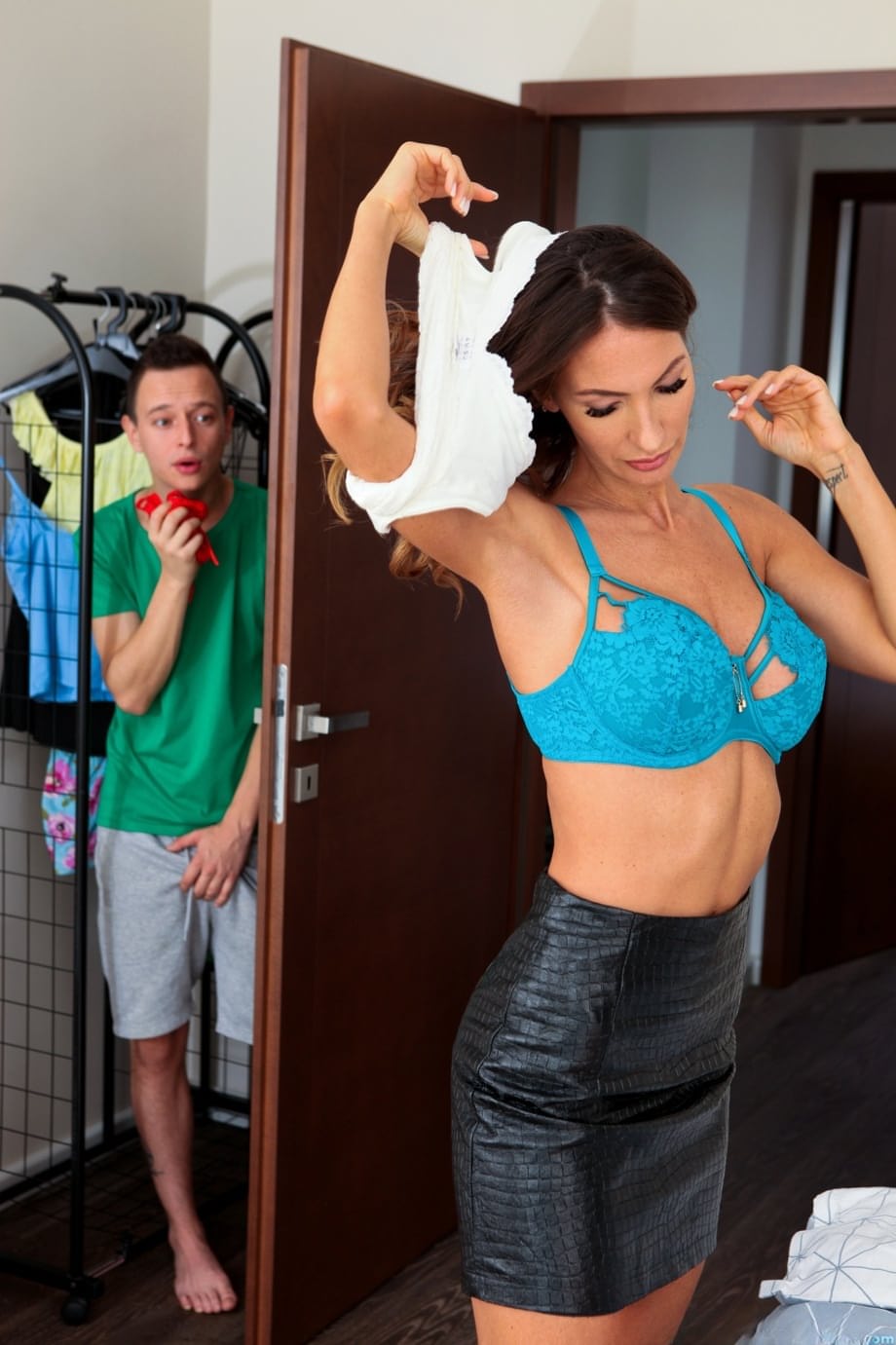 La insaciable cougar Natalie Grace seduce a su hijastro con una mamada babeante y una follada salvaje - 2