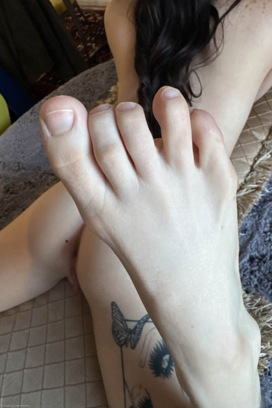 La provocadora solo Remi Raw se desnuda por completo para revelar sus jugosas curvas de adolescente - 13