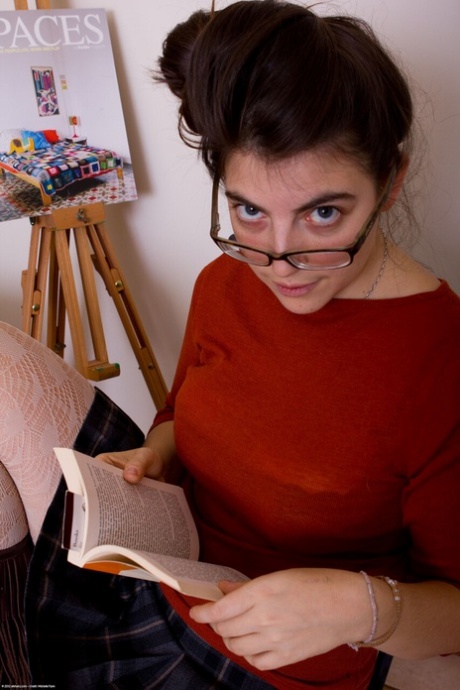 Nora si spoglia nuda mettendo in mostra il suo culo succoso in modo provocante, rilassandosi languidamente sulla sedia - 1