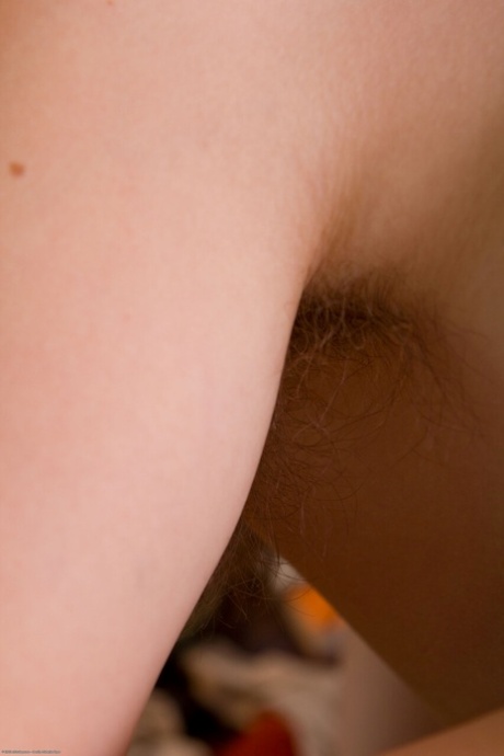 Nora si spoglia nuda mettendo in mostra il suo culo succoso in modo provocante, rilassandosi languidamente sulla sedia - 14