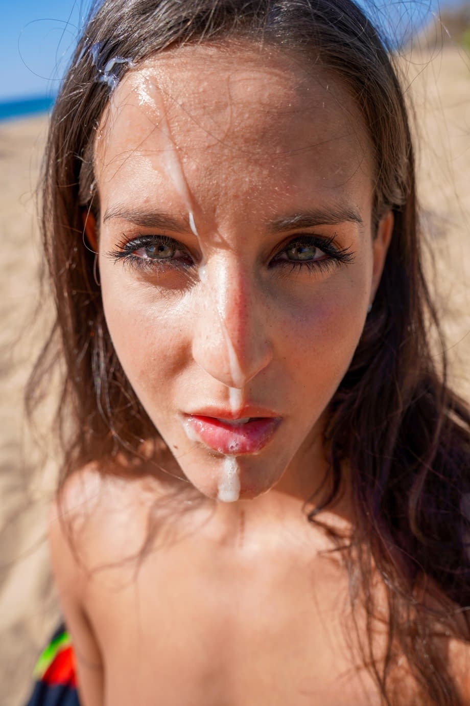 Solo girl takes off her bikini to get naked on a beach while the sun is out
