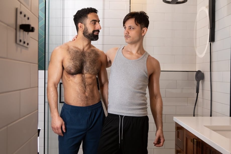 Ali Rush and Enzo Muller pound raw in bathroom - 4