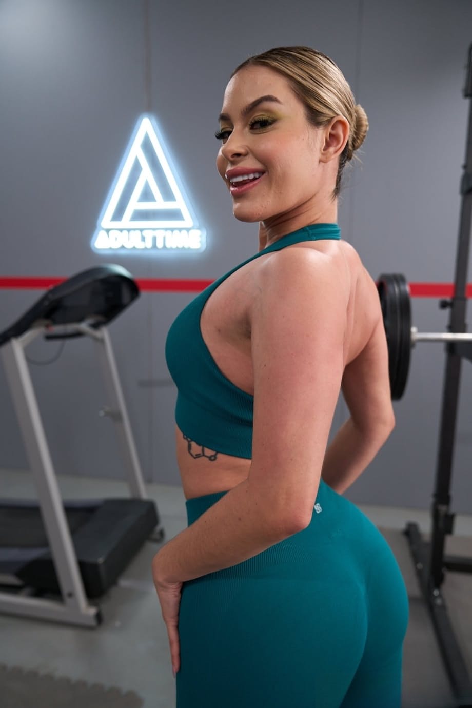 Wild gym fourgy as Sarah Arabic and her trans and cis besties strip to fuck together - 5