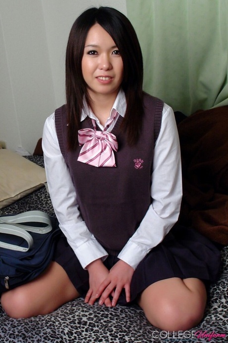 Hunny vestita da studentessa scolastica giapponese fa un pompino profondo prima di essere stuzzicata con un sex toy e scopata con passione - 1