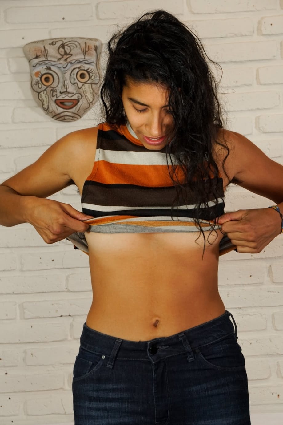 La beauté séductrice Sol pose nue, taquinant son buisson hirsute et ses aisselles sur le lit - 3