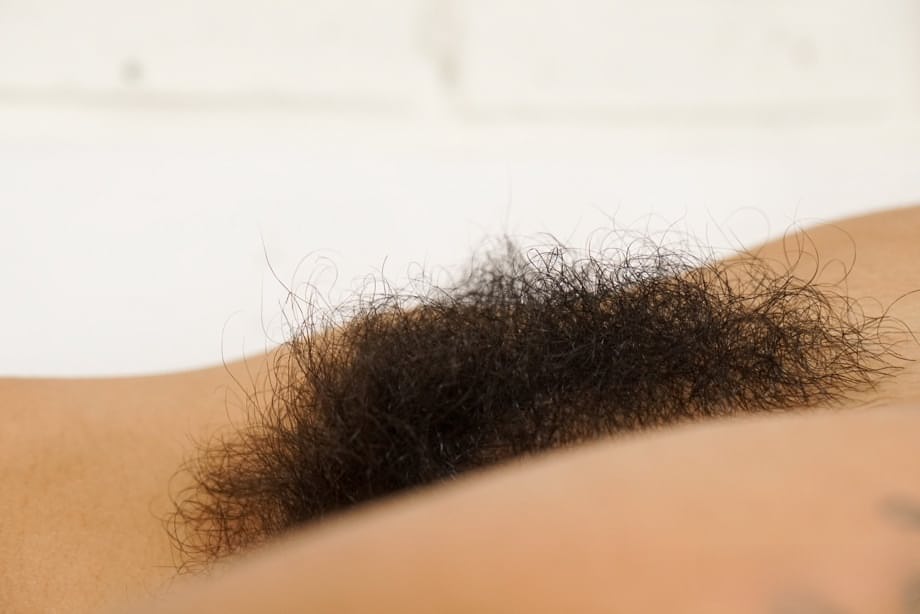 La beauté séductrice Sol pose nue, taquinant son buisson hirsute et ses aisselles sur le lit - 16