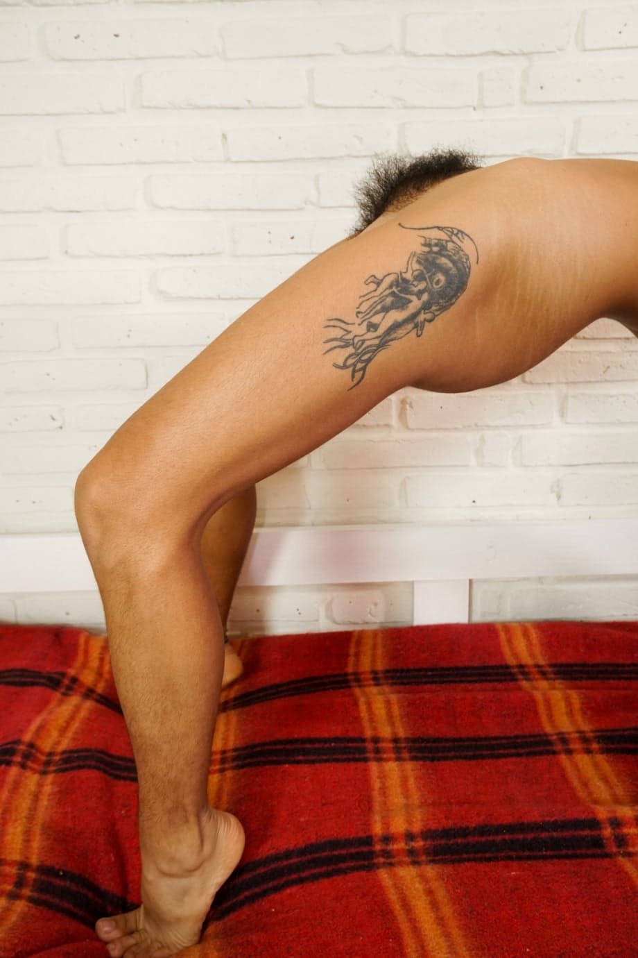 La beauté séductrice Sol pose nue, taquinant son buisson hirsute et ses aisselles sur le lit - 19
