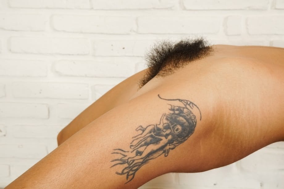 La beauté séductrice Sol pose nue, taquinant son buisson hirsute et ses aisselles sur le lit - 20