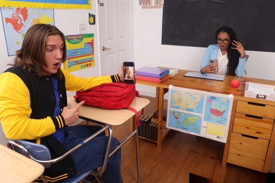 La profesora Cali Sweets recibe sus gafas completamente cubiertas después de que un estudiante la penetra profundamente - 11