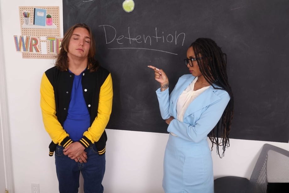 La profesora Cali Sweets recibe sus gafas completamente cubiertas después de que un estudiante la penetra profundamente - 12