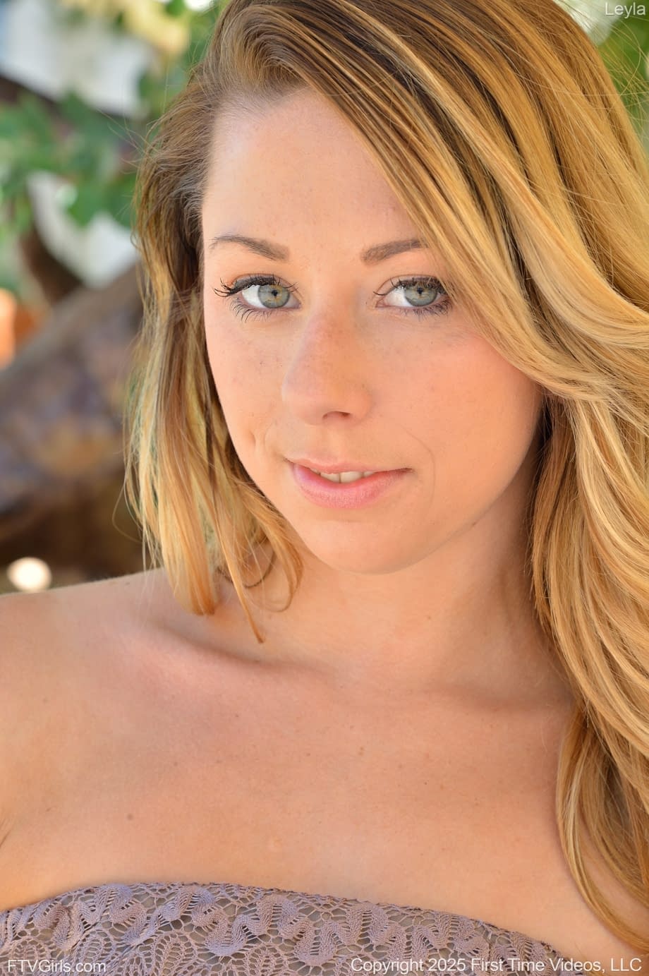 Stunning Leyla strips bare outside in heels on the sunny sidewalk - 14