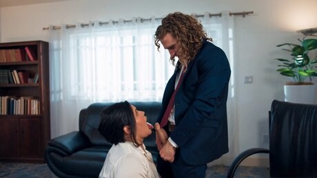 Karla Lane et Sarah Arabic, deux secrétaires plantureuses et bien en chair, s'adonnent à un trio très cochon - 6