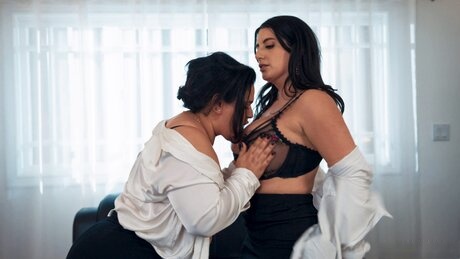 Karla Lane et Sarah Arabic, deux secrétaires plantureuses et bien en chair, s'adonnent à un trio très cochon - 9