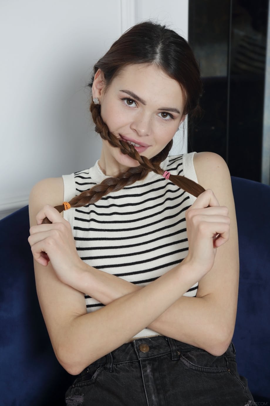 Kinsley fingering her tight shaved pussy with playful pigtails - 3