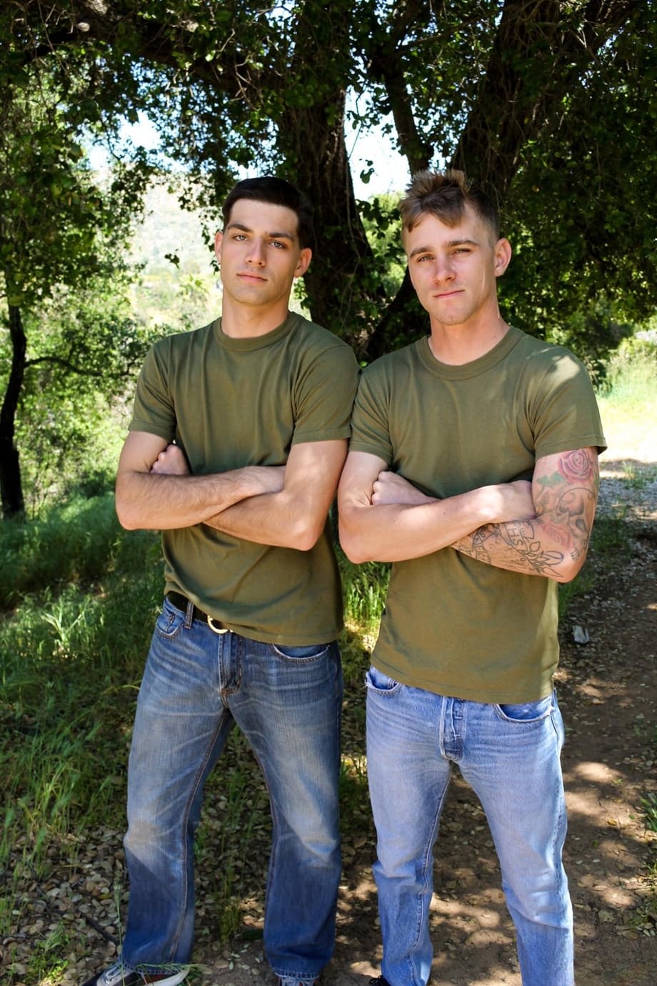Ryan Jordan e LeeRoy Jones che si dilatano a vicenda con una profonda posizione a pecorina - 2