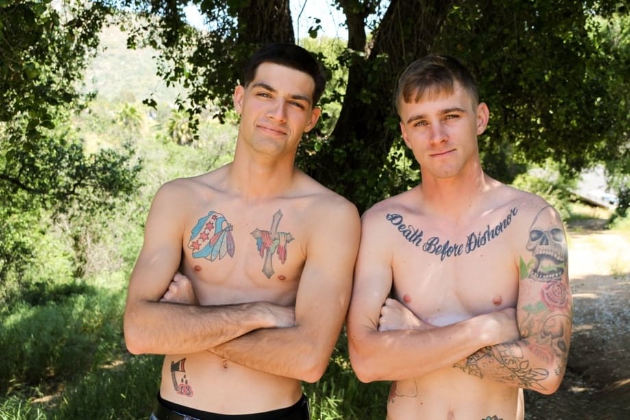 Ryan Jordan e LeeRoy Jones che si dilatano a vicenda con una profonda posizione a pecorina - 3