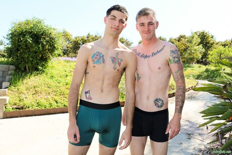 Ryan Jordan e LeeRoy Jones che si dilatano a vicenda con una profonda posizione a pecorina - 5